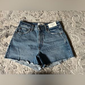 NWT Abercrombie & Fitch 90s High Rise Cutoff Short…size 28/6